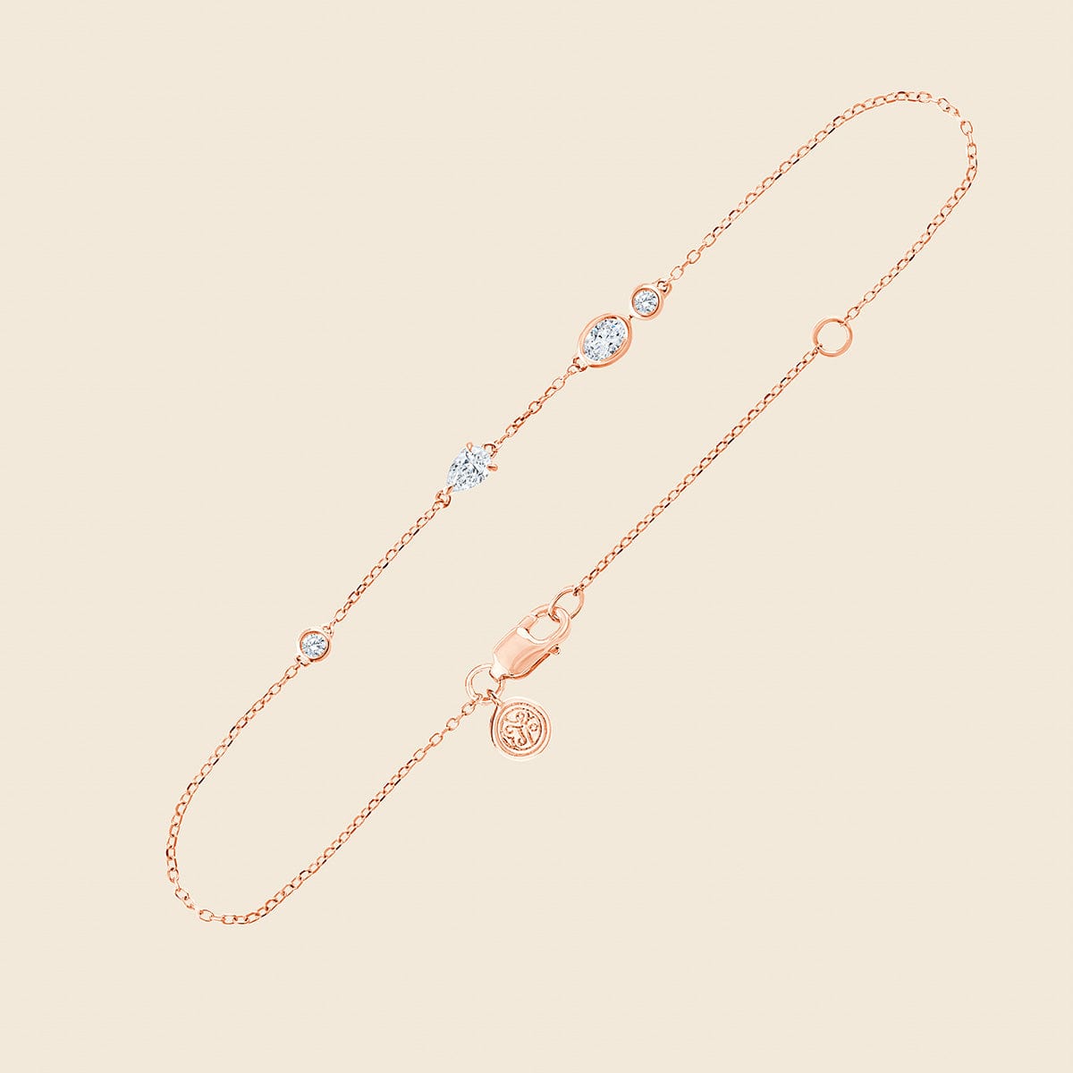 Armband in Rose mit Lab Diamanten in Rund-, Oval- und Birnenschliff