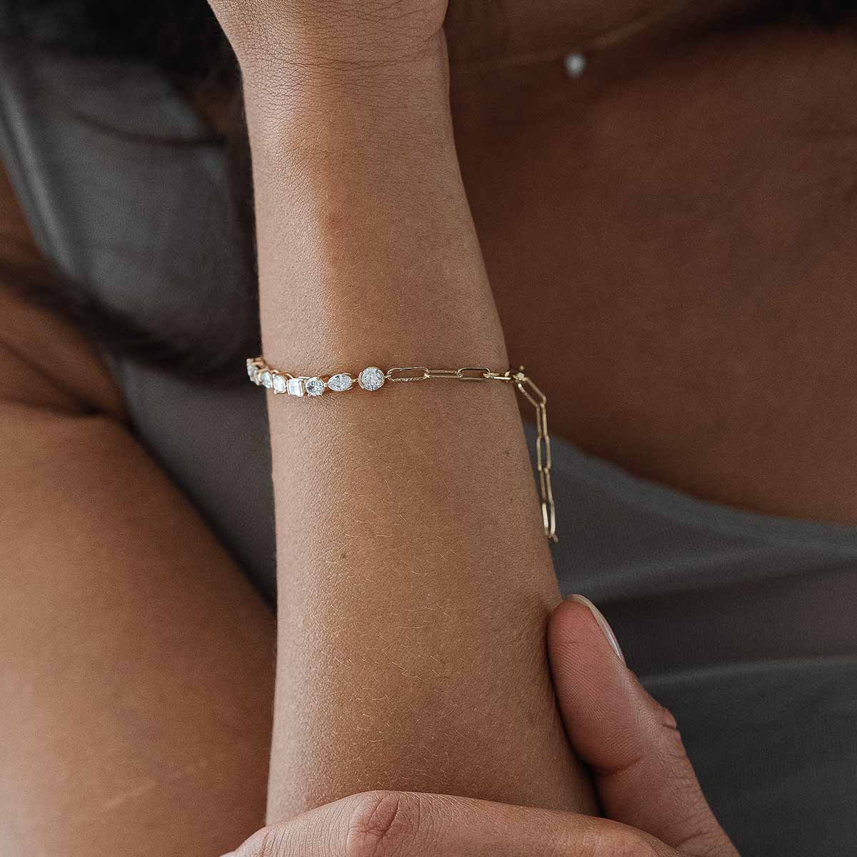 Nahaufnahme von Armabnd mit Lab Diamanten von Model getragen