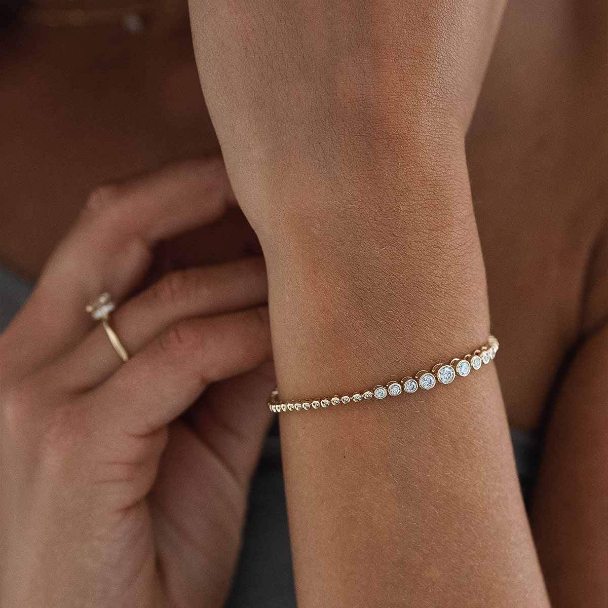 Modelbild mit Lab Diamamtarmband in Kesselfassung