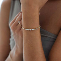 Model trägt Armband mit Lab Diamanten, die zentral größer verlaufen