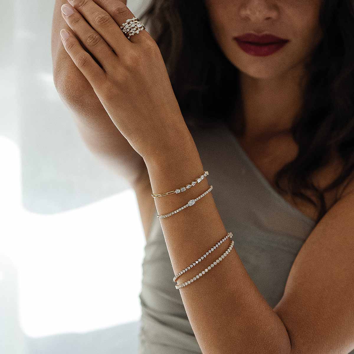 Model trägt Lab Diamantarmbänder gestapelt in Kombination