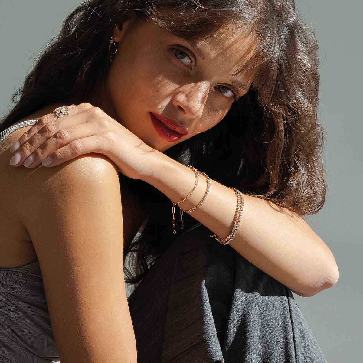 Model trägt Lab Diamantarmbänder aus 14k Gold