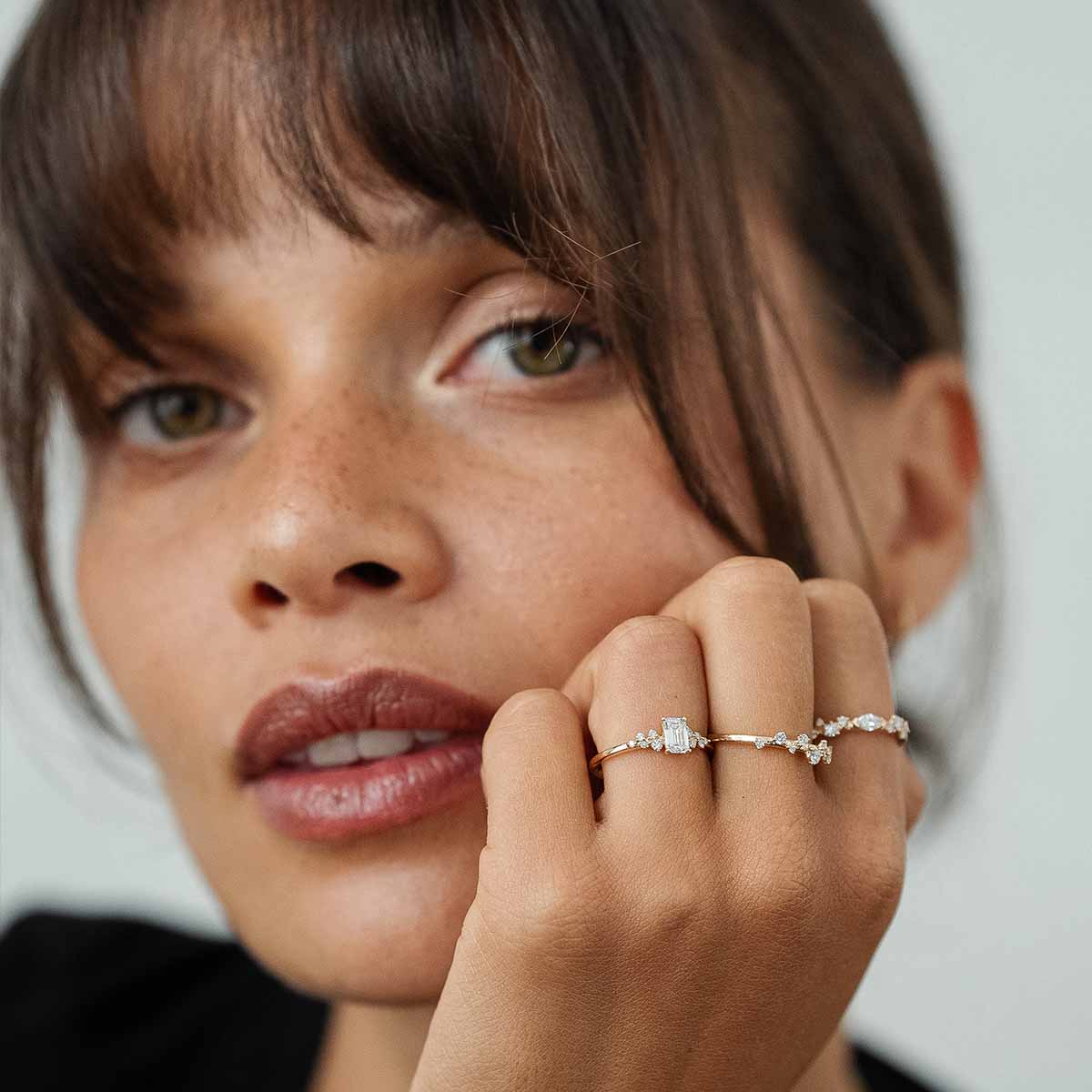 Model trägt 3 Ringe mit Lab Diamanten in verschiedenen Variationen