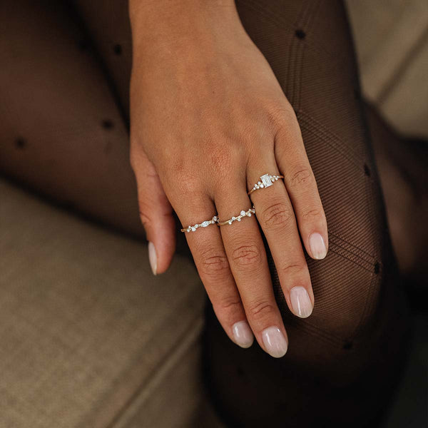 Model trägt Ringe mit Lab Diamanten in Kombination 