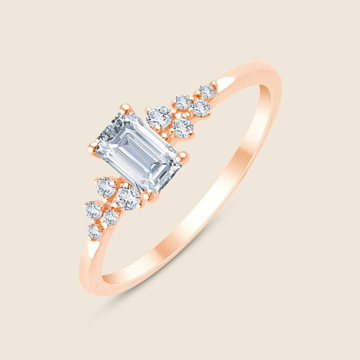 Ring mit kleinen Lab Diamanten, dazwischen Diamant in Emerald-Schliff