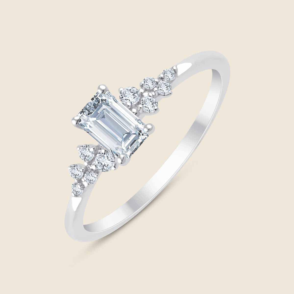 Ring in Weißgold mit zentralem Lab Diamant in Smaragtschliff