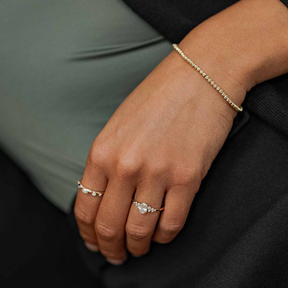 Model trägt Ringkombination mit Lab Diamant Ring