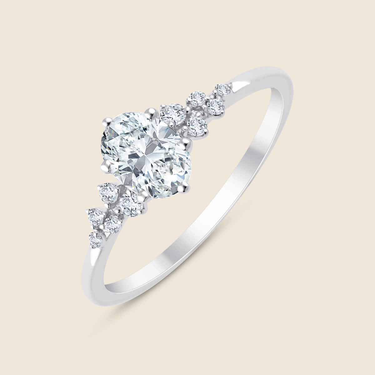 Ring in Weißgold mit kleineren Lab Diamanten die zu einem Zentralen in Ovalschliff führen