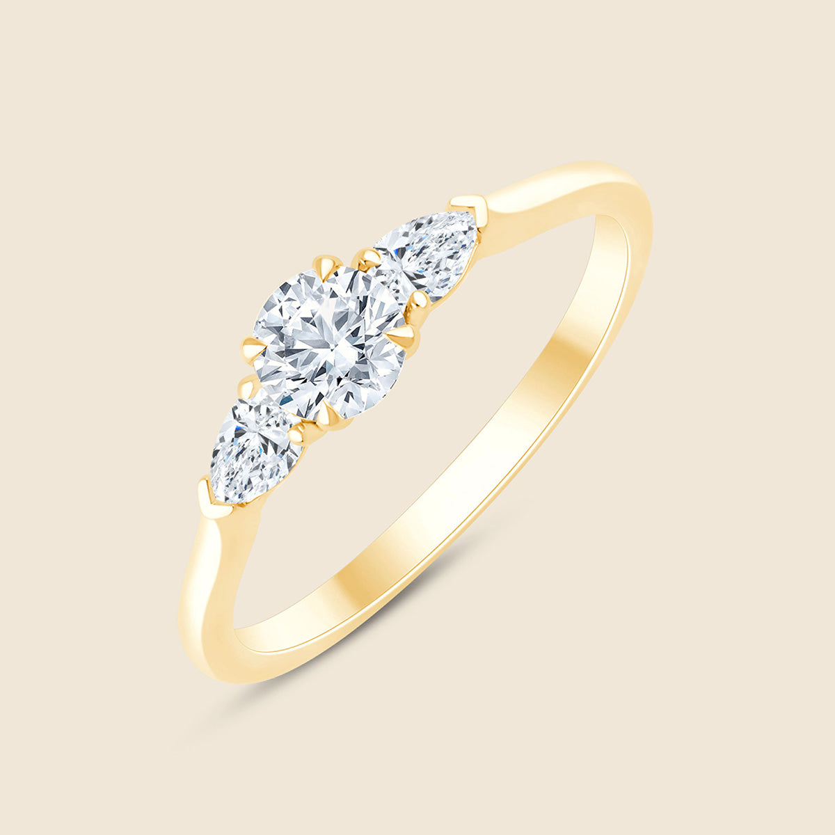 Verlobungsring mit zentralem Lab Diamant im Rundschliff und zwei seitlichen Diamanten im Birnenschliff.