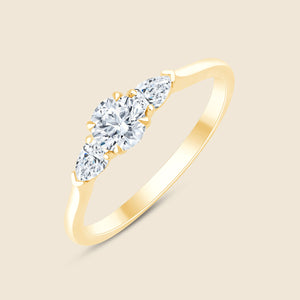 Verlobungsring mit zentralem Lab Diamant im Rundschliff und zwei seitlichen Diamanten im Birnenschliff.