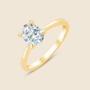 Goldring von oben mit einem großen Lab Diamanten im Oval-Schliff