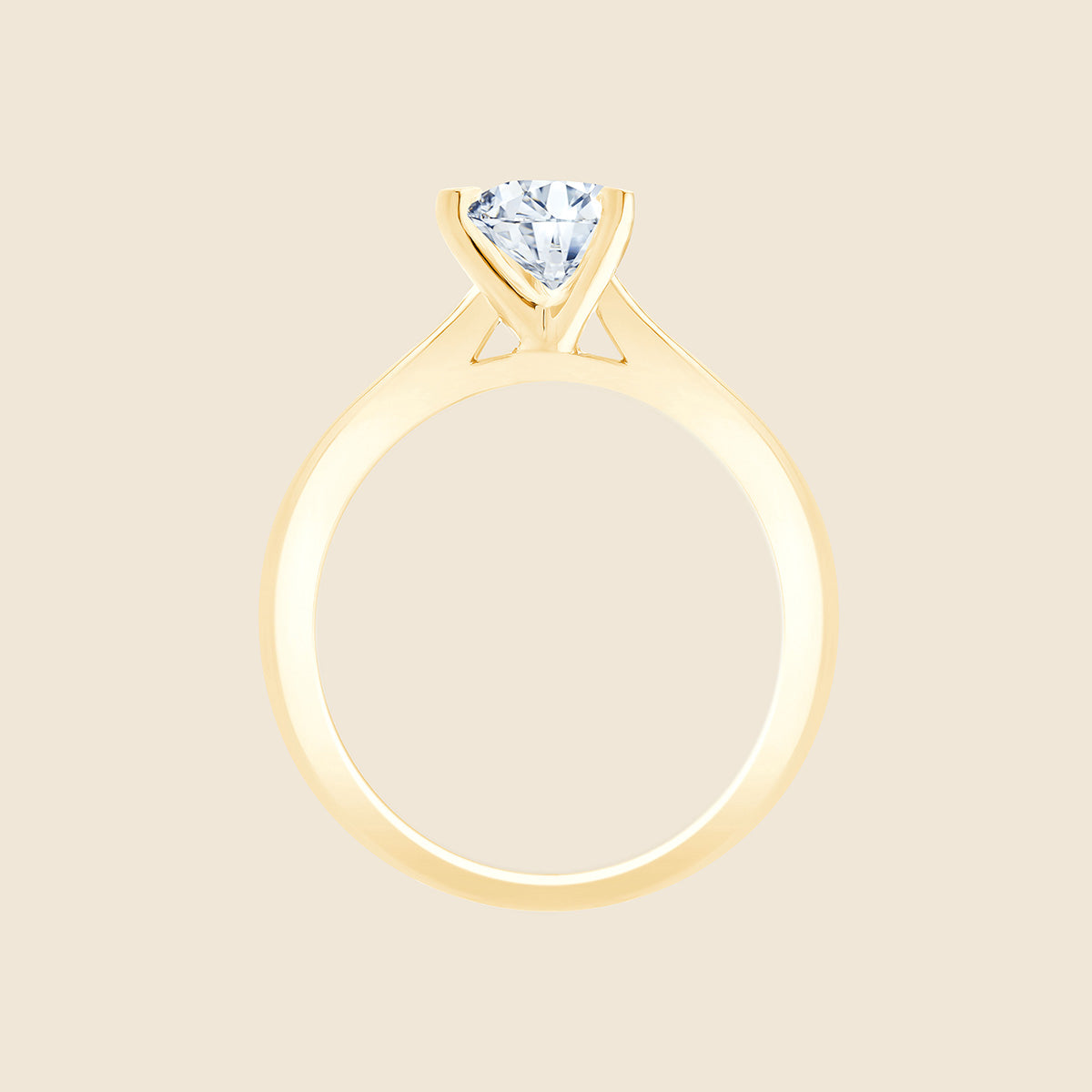 Goldring von vorne mit künstlerischer Kathedralfassung, welche den Lab-Diamanten im Oval-Schliff hält.