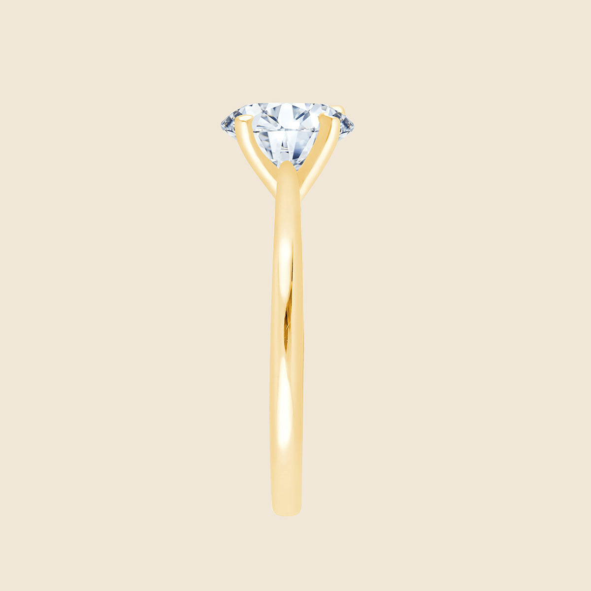 Goldring von der Seite mit großem Lab-Diamanten im Oval-Schliff an der Spitze