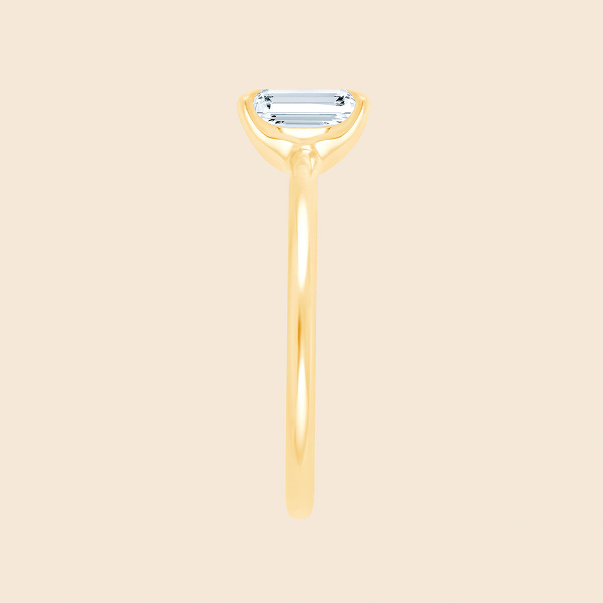 Seitenansicht auf gelbgolden Verlobungsring mit Lab Diamant in Krappenfassung.