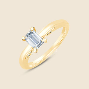 Goldring von oben mit einem großen Lab-Diamanten im Emerald-Schliff und Paisley-Verzierung an der Vorderseite