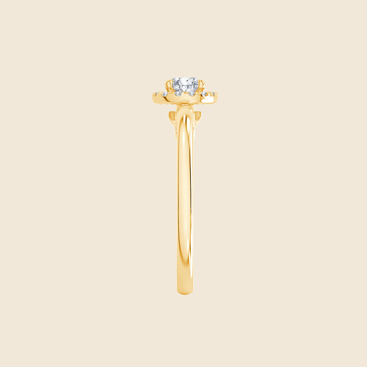 Goldring von der Seite mit einem großen Lab-Diamanten an der Spitze, umgeben von einem Halo aus kleineren Diamanten
