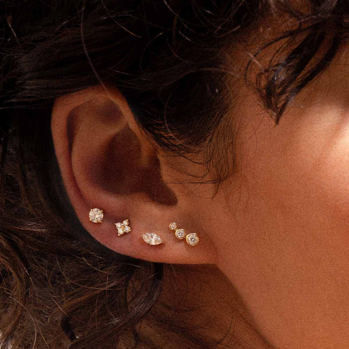 Ohr mit vier eleganten Diamant Piercings