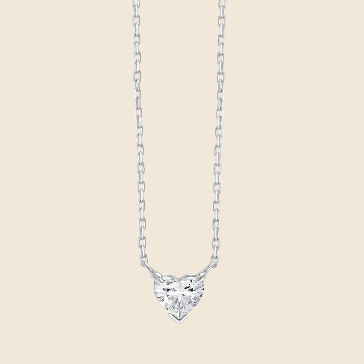 dezente weißgoldene Kette mit Lab Diamanten in Herzform
