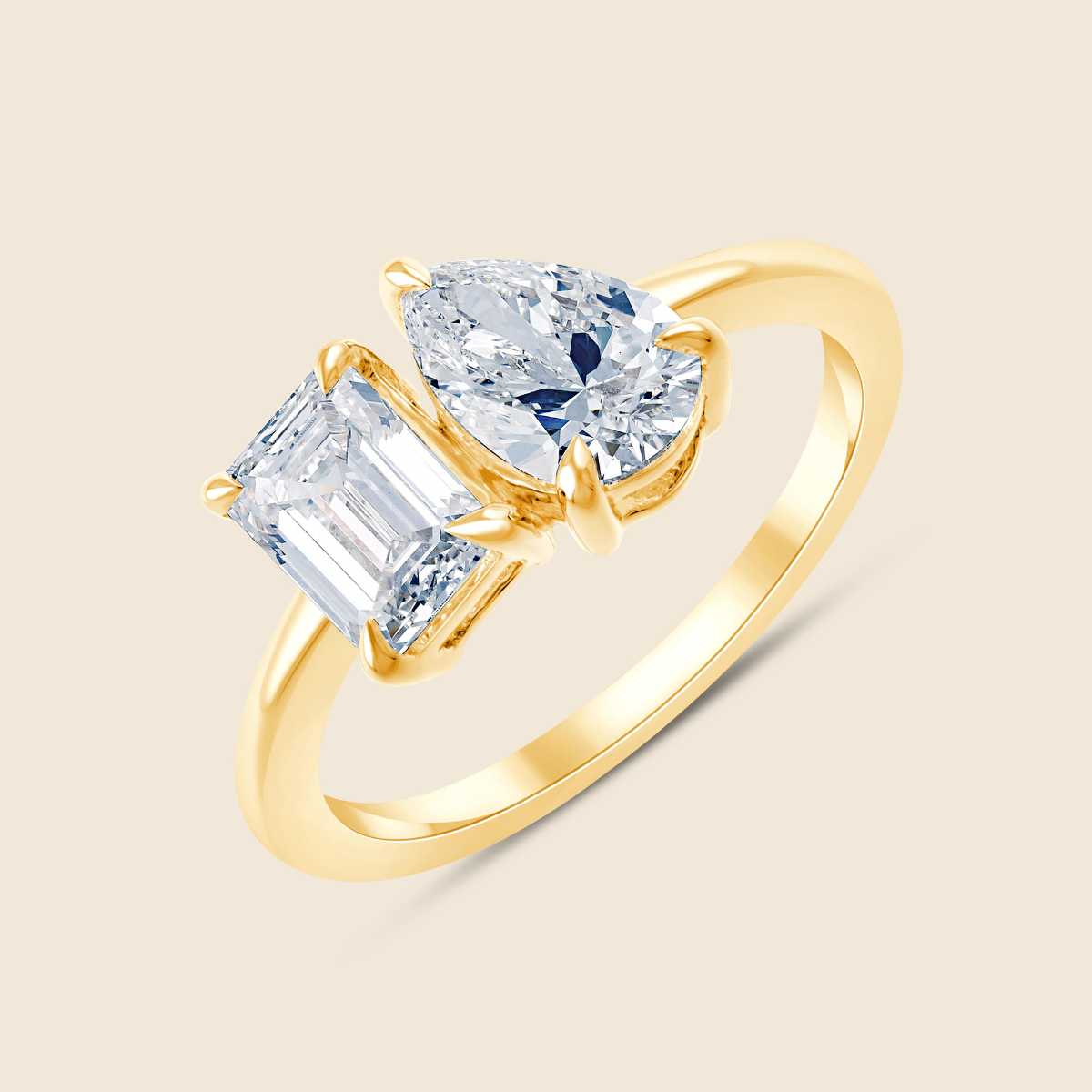 gelbgoldener Verlobungsring mit zwei weißen Labor Diamanten im Emerald- und Pearschliff in Krappenfassung