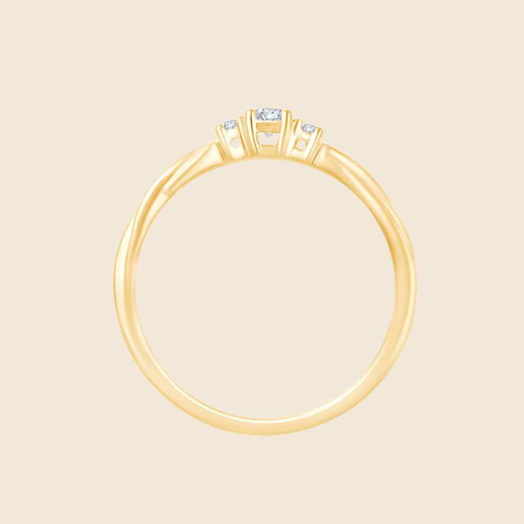 Vorderansicht Verlobungsring mit dünnem Ringband in Gelbgold und drei Labor Diamanten im Rundschliff in Krappenfassung