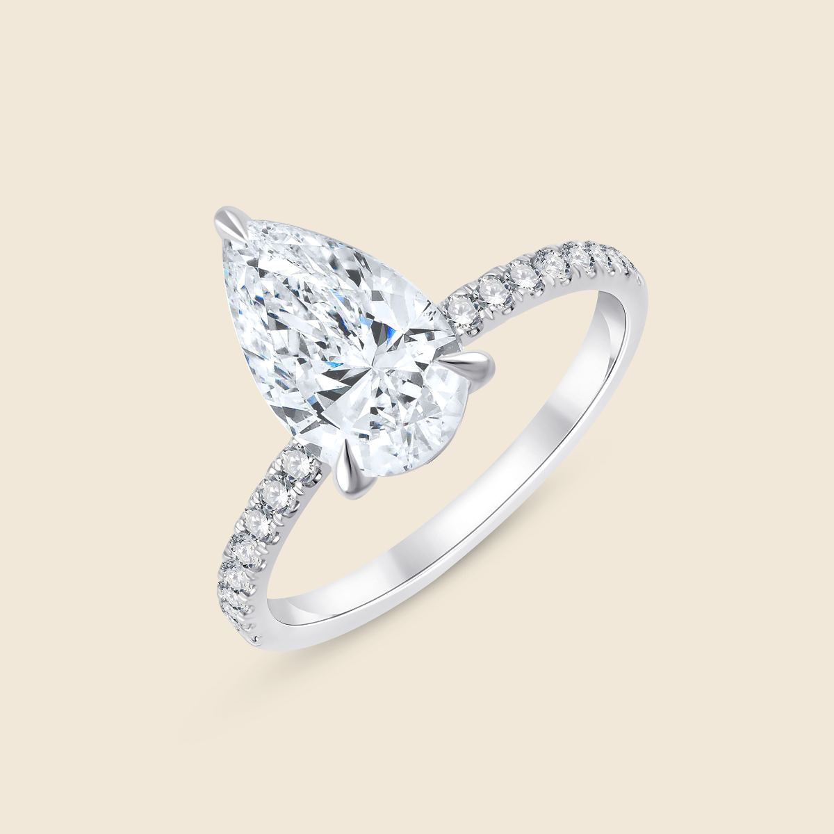 Weißgoldener Verlobungsring mit Diamanten auf und im Ringband