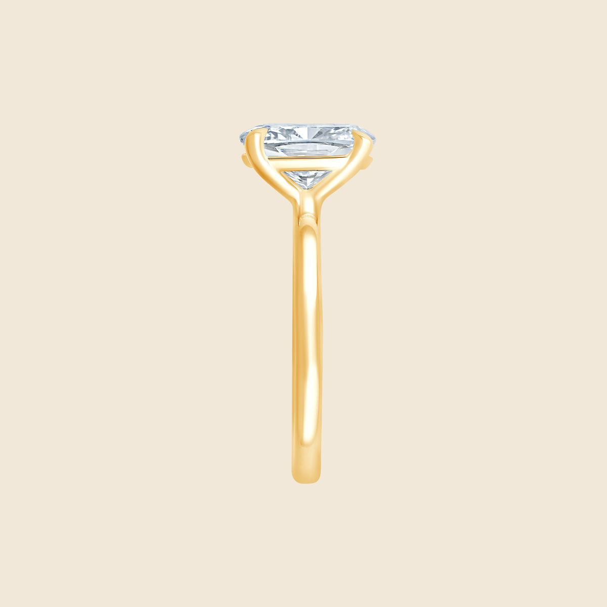 Seitenansicht gelbgoldener Verlobungsring mit  Labor Diamant an schmalem Ringband