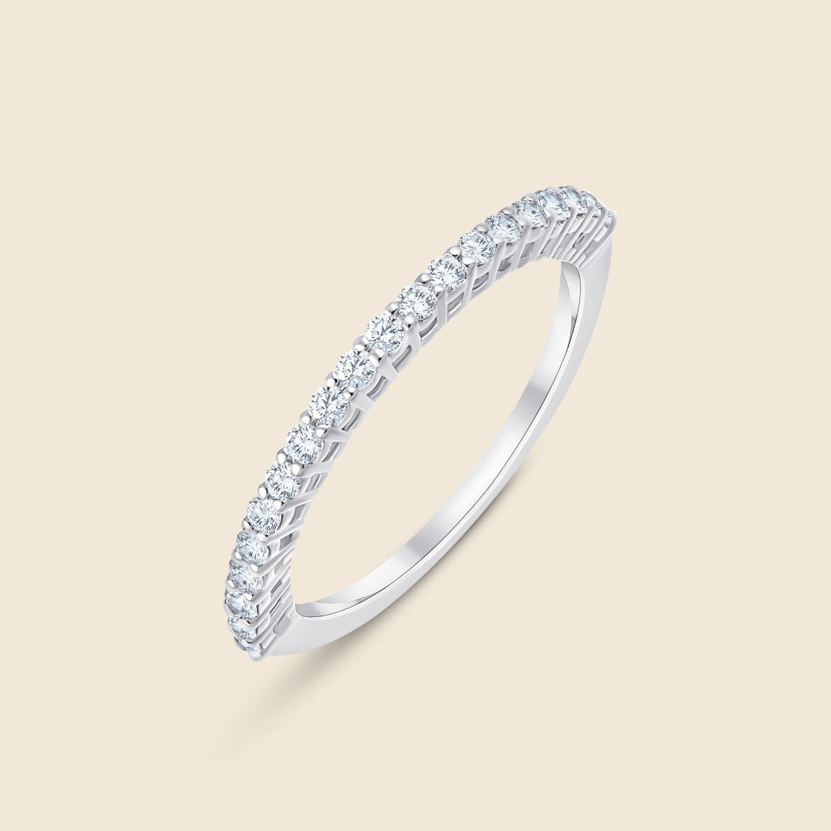 weißgoldener funkelnder Ehering mit kleinen runden Labor Diamanten die am Ringband entlang führen