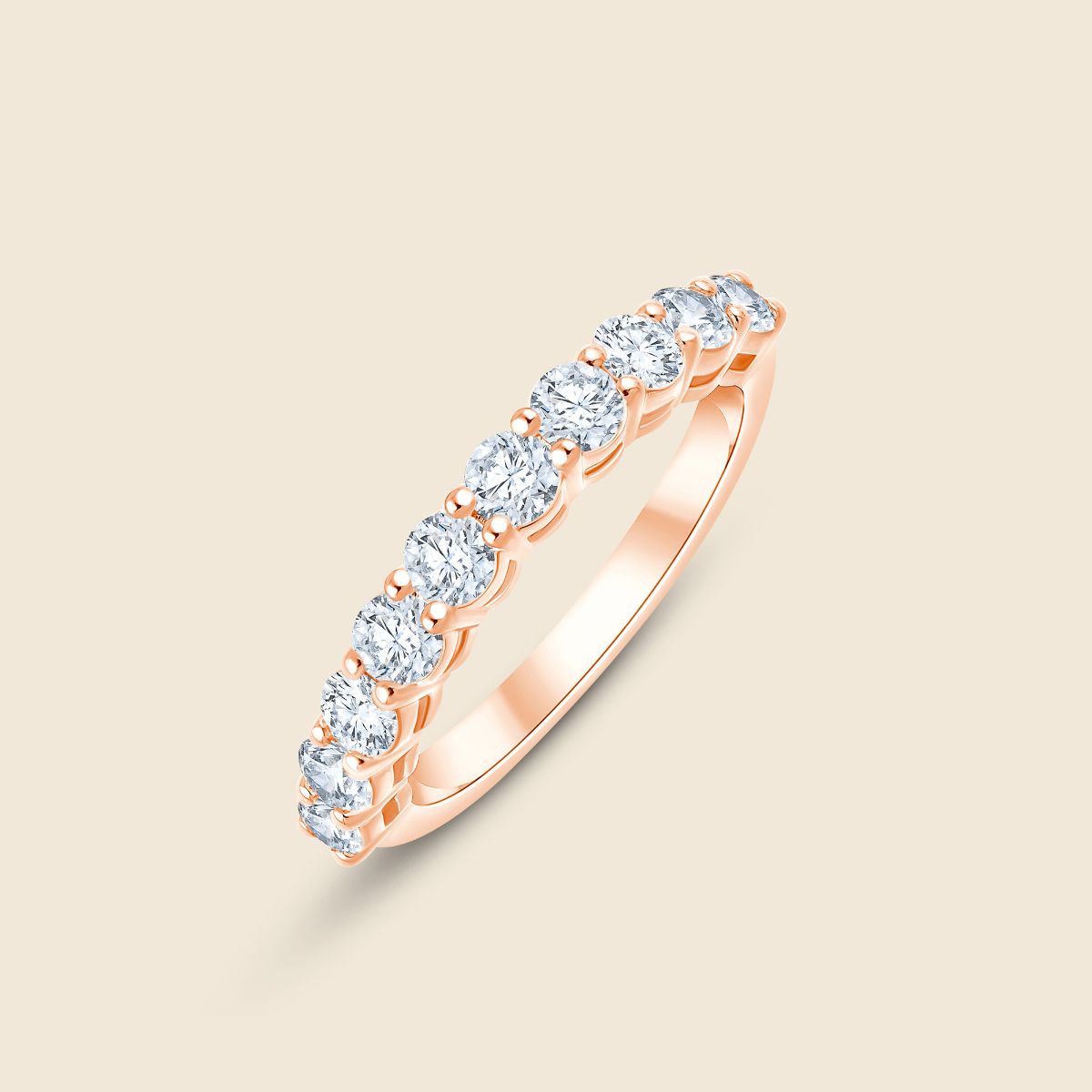 Rosegoldener Ehering mit auffallenden runden Labor Diamanten im Rundschliff die in gemeinsamer Krappenfassung sitzen die sich am Ringband entlang zieht