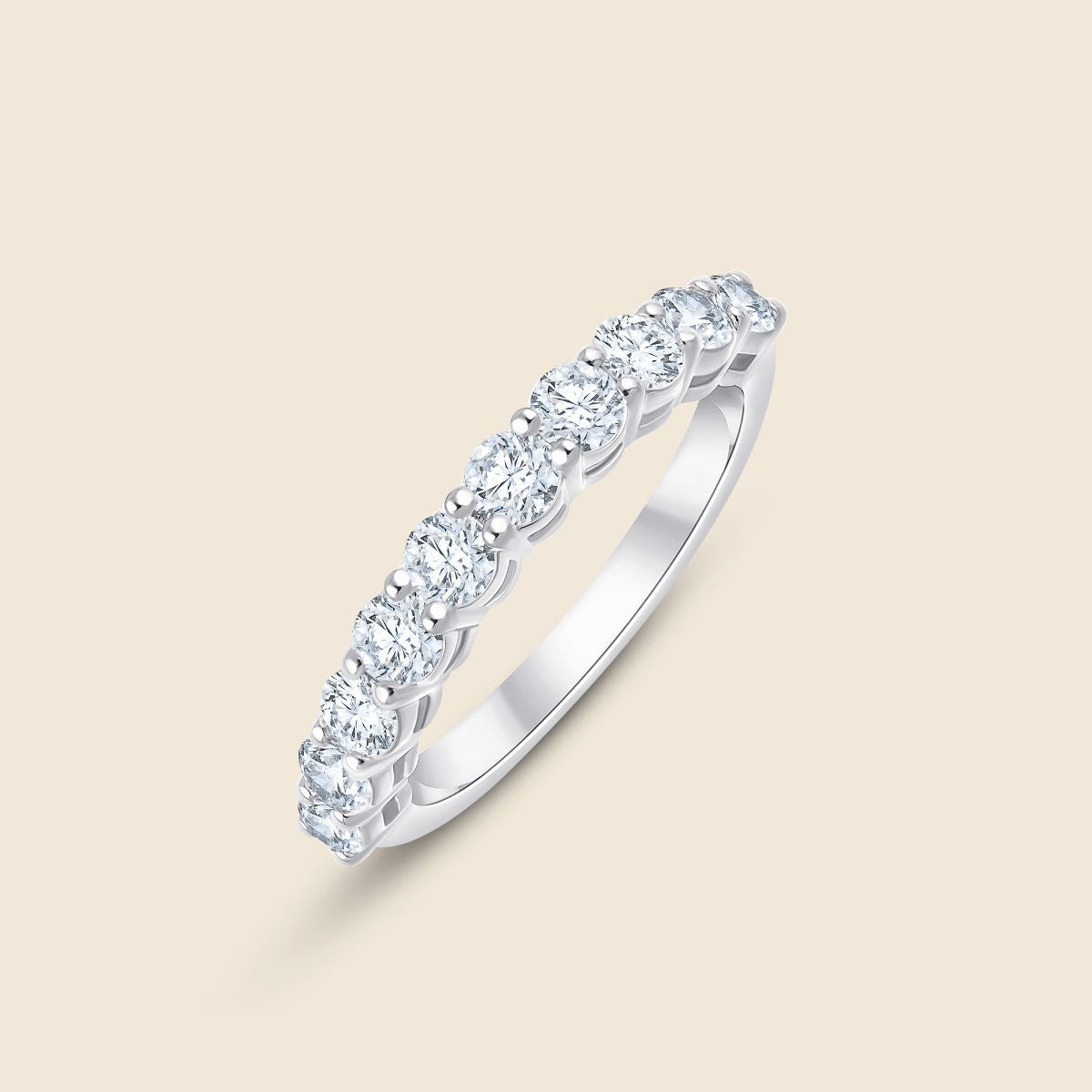 Ehering in Weißgold mit runden Labor Diamanten die a Ringband in gemeinsamer Krappenfassung sitzen