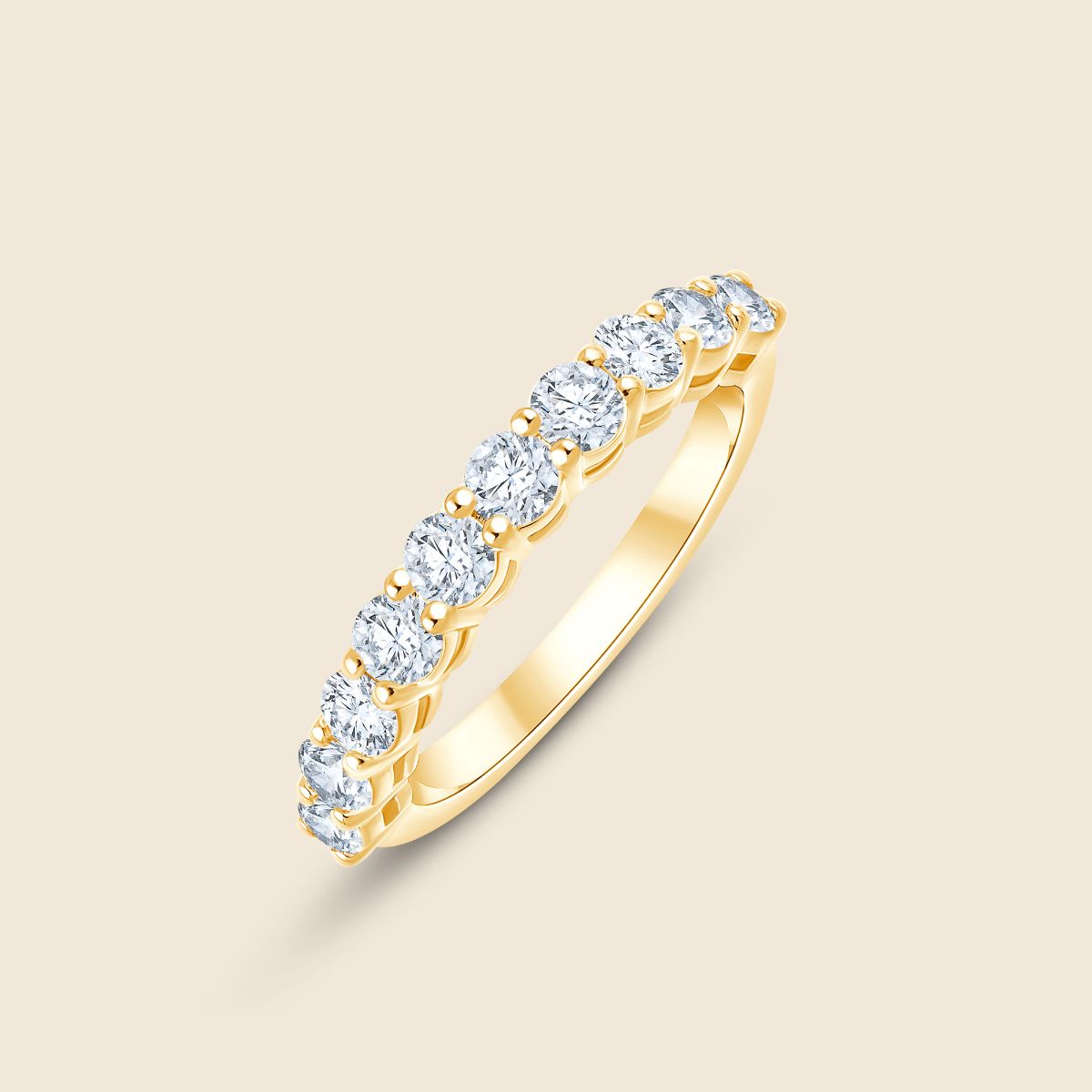 Gelbgoldener Ehering mit runden Labor Diamanten in gemeinsamer Krappenfassung die um das Ringband führt