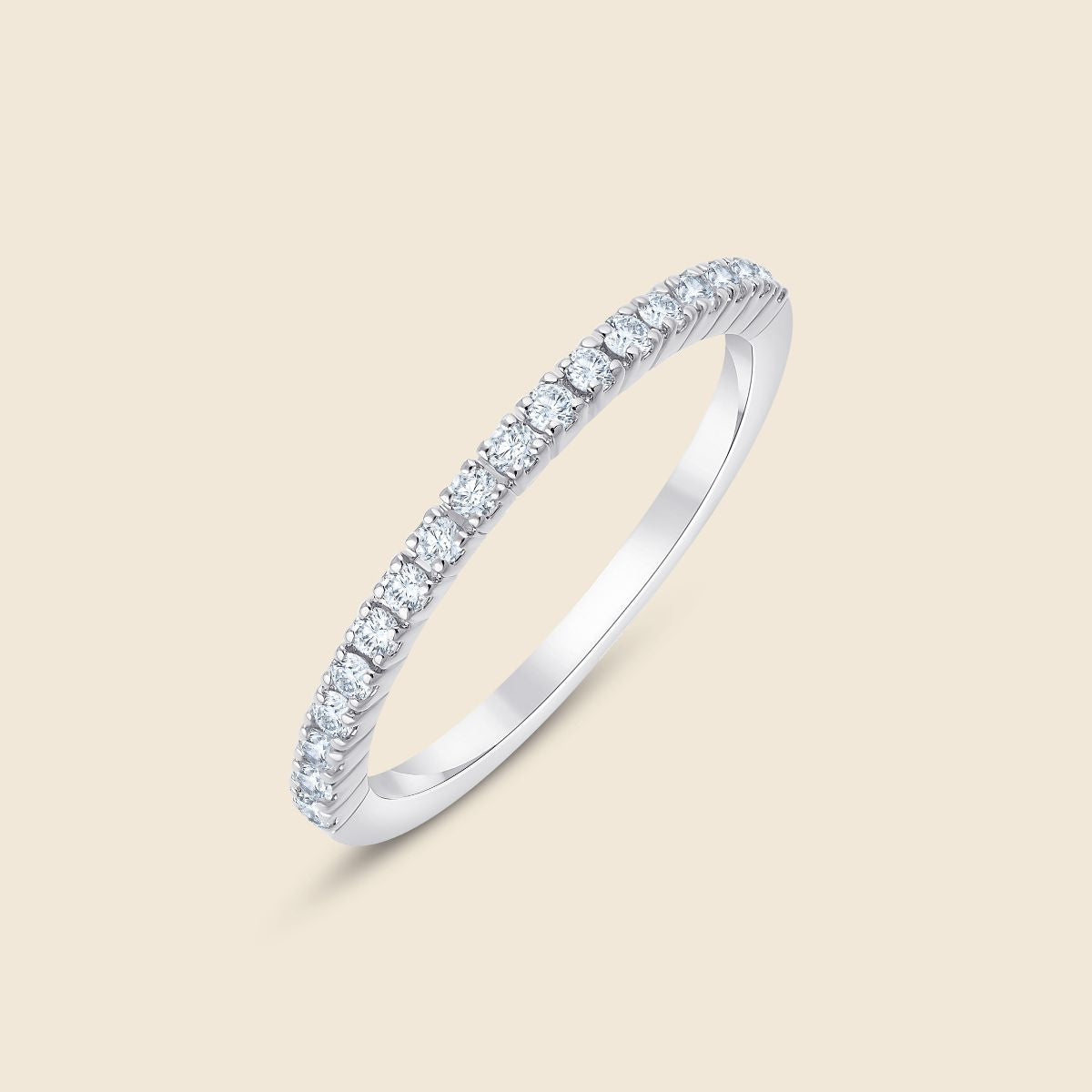 Ehering in Weißgold mit runden kleinen Labor Diamanten die sich am Ringband entlang ziehen und in einer gemeinsamen Krappenfassung sitzen