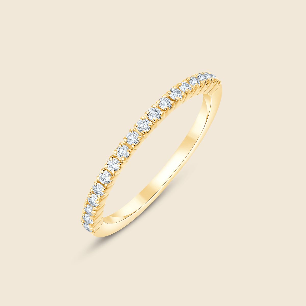 gelbgoldener Ehering mit runden Labor Diamanten in gemeinsamer Krappenfassung, die um das Ringband führt