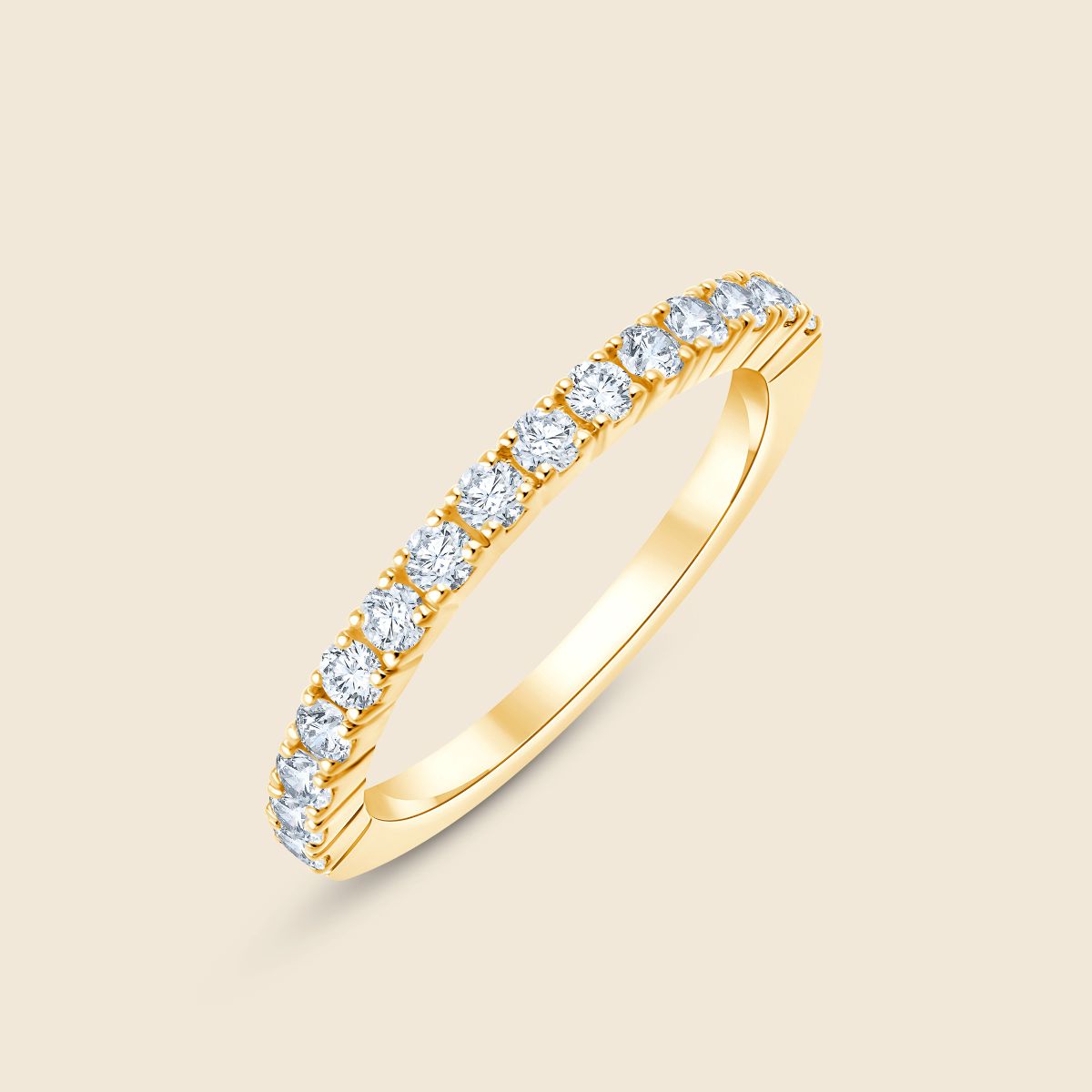 Ehering in Gelbgold mit runden Labor Diamanten in gemeinsamer Krappenfassung am Ringband
