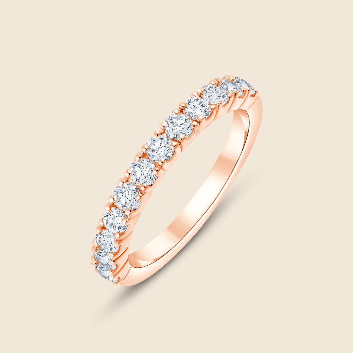 Rosegoldener Ehering mit mehreren Labor Diamanten im Rundschliff die am Ringband entlang führen und in einer gemeinsamen Krappenfassung gefasst sind