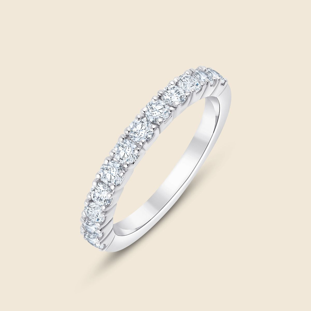 Weißgoldener Ehering mit runden Labor Diamanten die in einer gemeinsamen Krappenfassung sitzen und am Ringband entlang führen