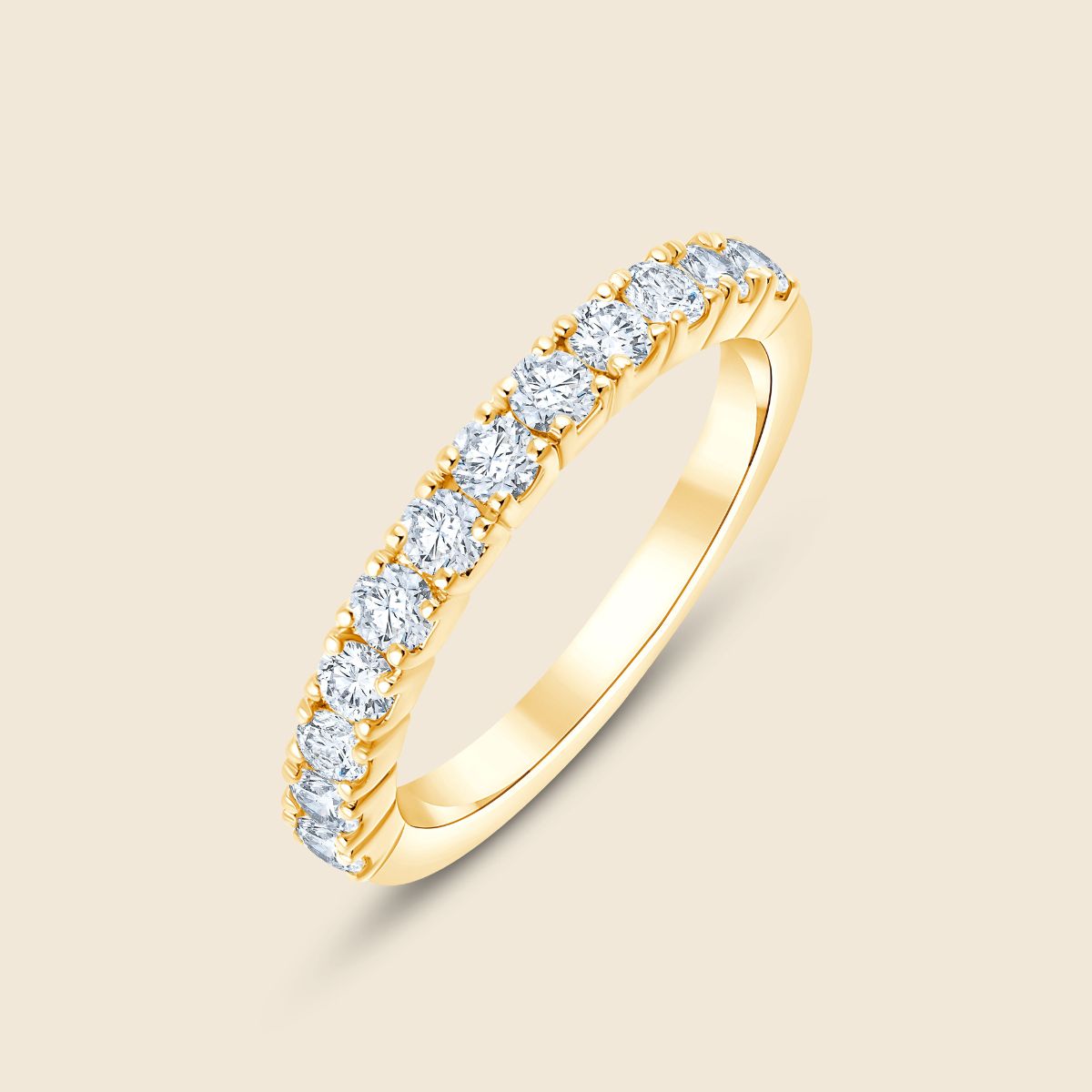 Gelbgoldener Ehering mit 15 runden Labor Diamanten in gemeinsamer Krappenfassung die ums Ringband führt