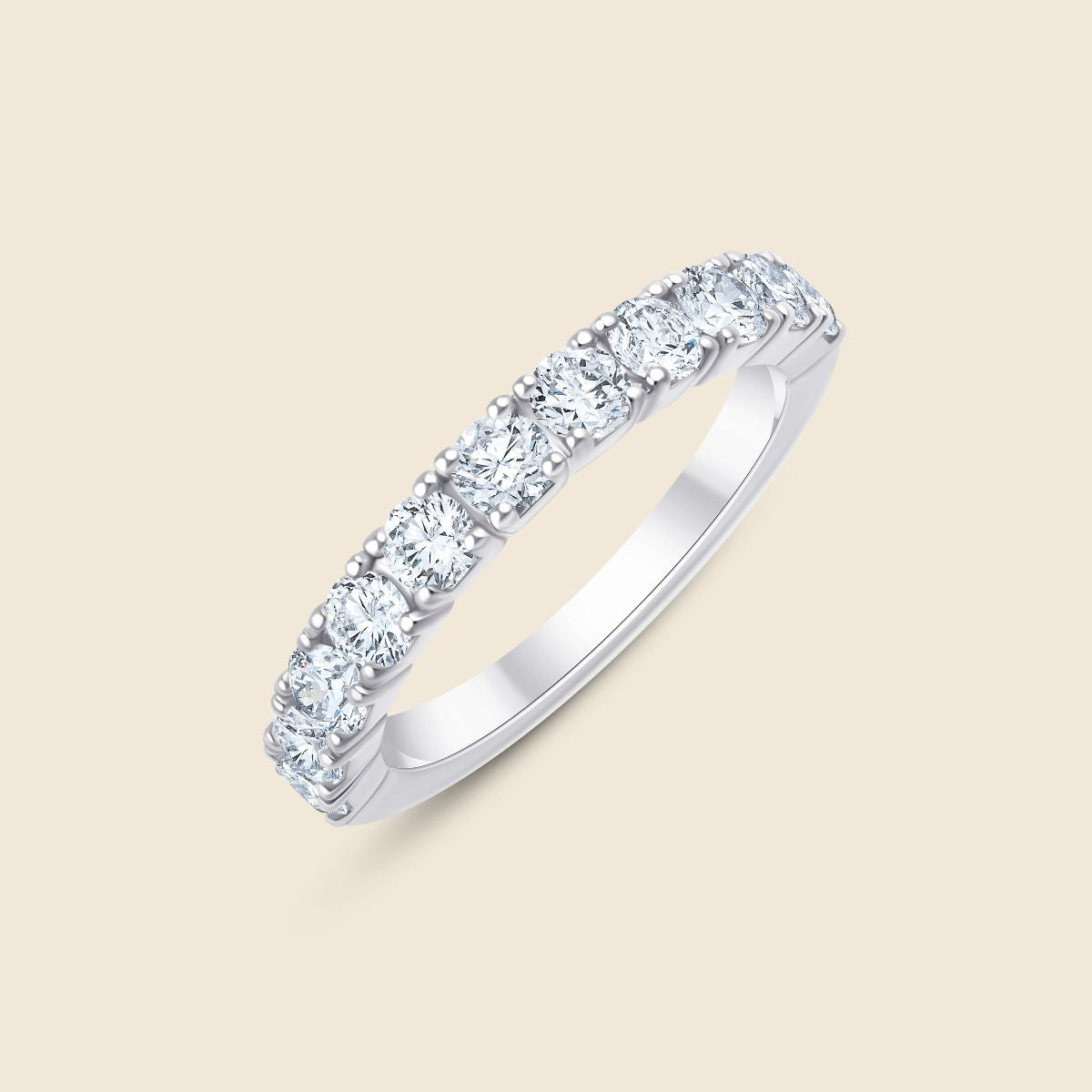 Weißgoldener Ehering mit 11 funkelnden Labor Diamanten die sich um die Hälfte des Ringbandes ziehen und in einer Krappenfassung sitzen