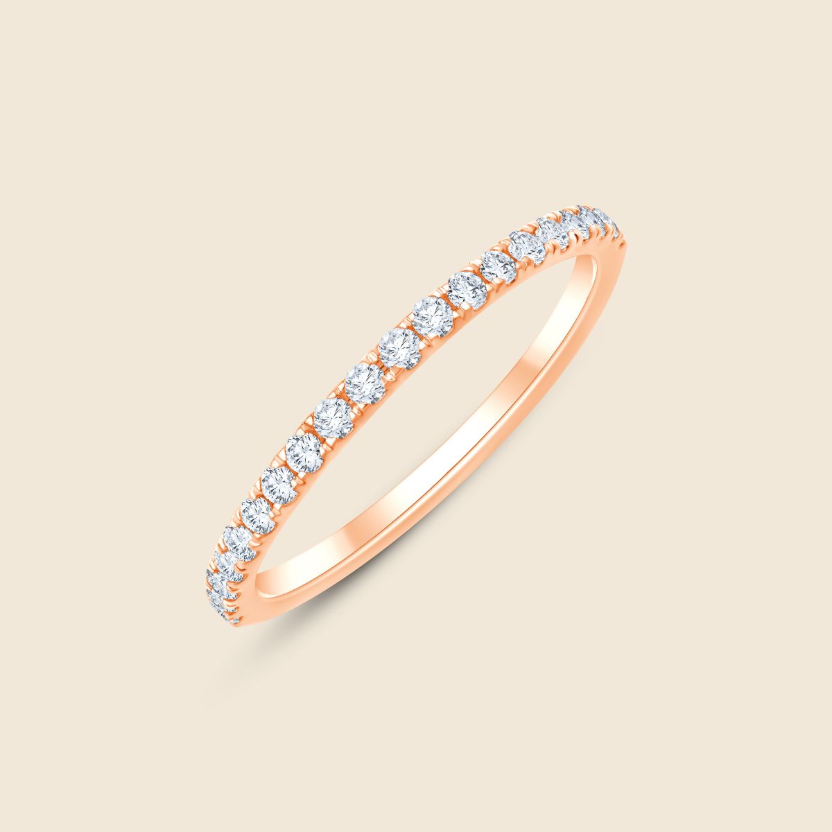 Ehering in Roségold mit runden kleinen Labor Diamanten in gemeinsamer Krappenfassung die um die Hälfte des Ringbands führt
