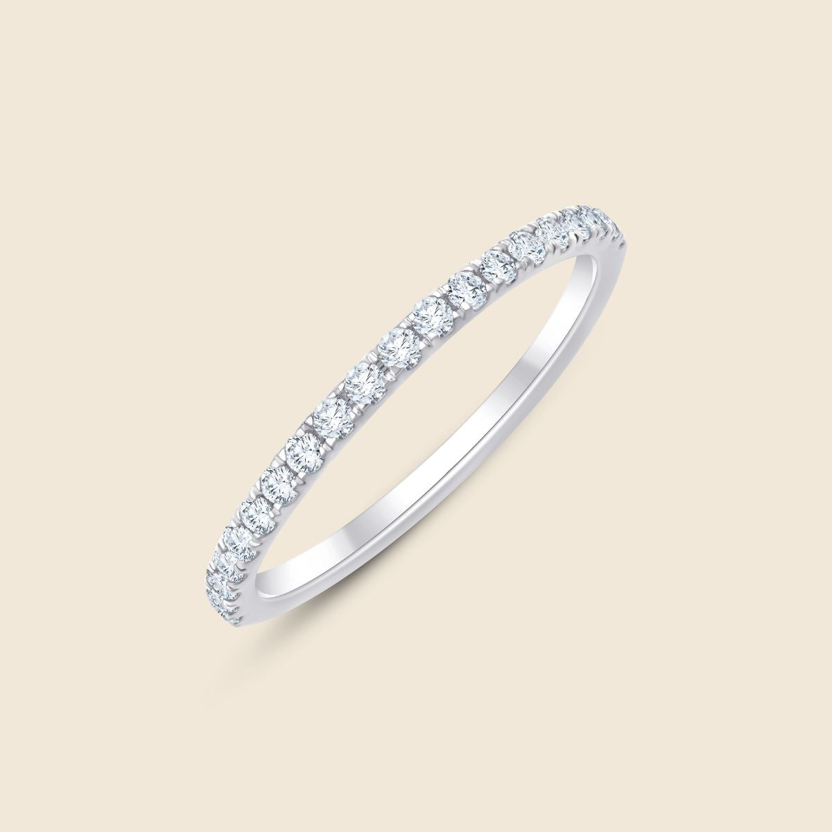 Weißgoldener Ehering mit kleinen runden Labor Diamanten die um die Hälfte des Ringbands gehen und in einer gemeinsamen Krappenfassung sitzen