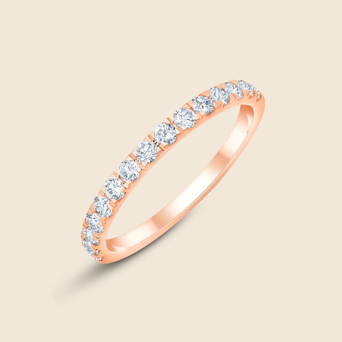 Rosegoldener Ehering mit zierlichen Labor Diamanten im Rundschliff die um die Hälfte des Ringbandes führen und in einer Krappenfassung sitzen