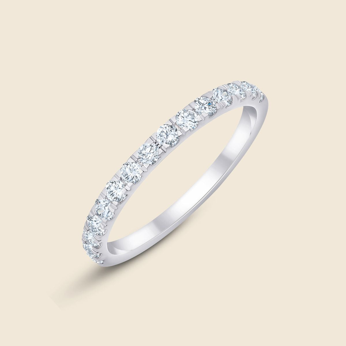 Ehering in Weißgold mit mehreren kleinen runden Labor Diamanten die um die Hälfte des Ringbands führen und in einer Krappenfassung sitzen