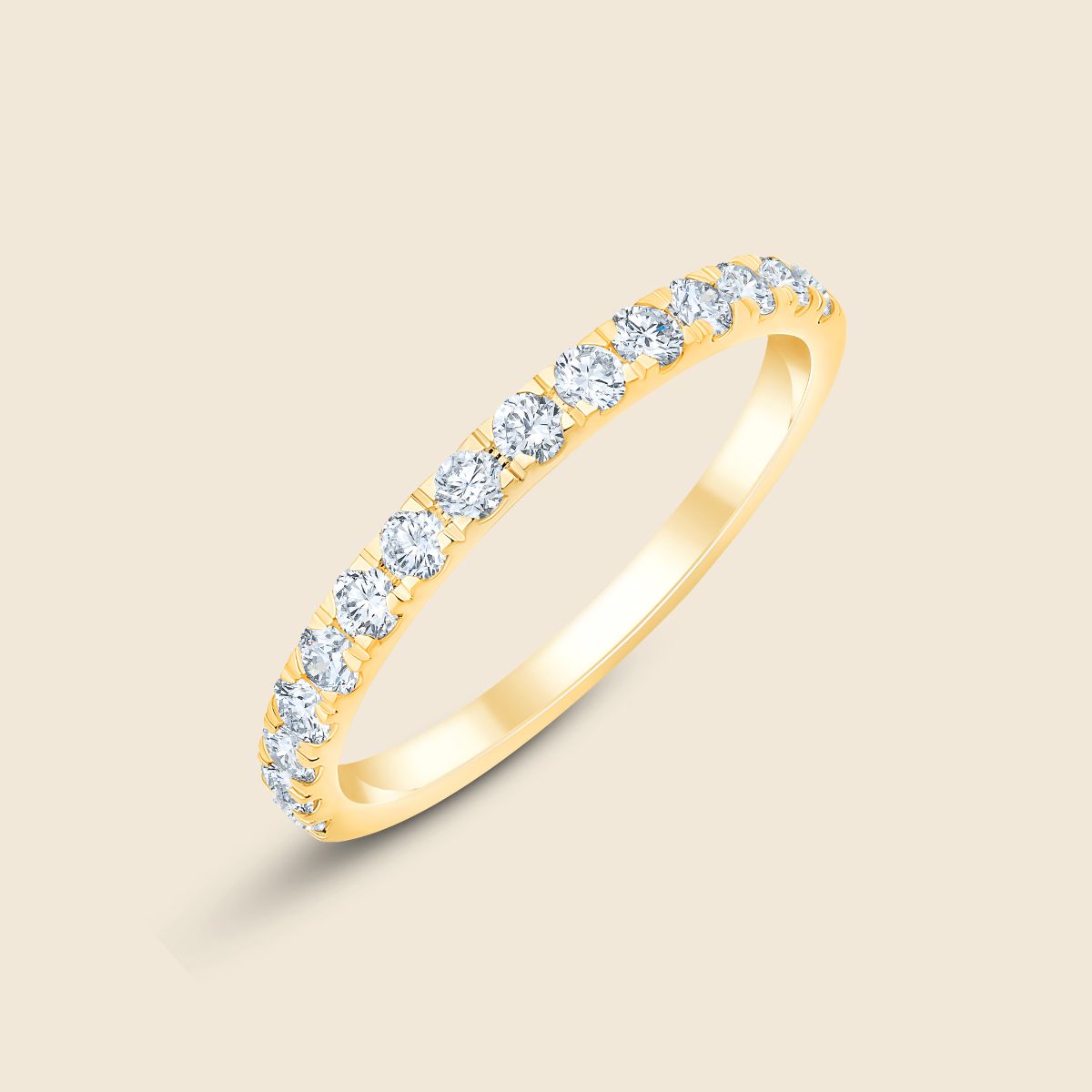 Gelbgoldener Ehering mit runden Labor Diamanten in gemeinsamer Krappenfassung die um die Hälfte des Ringbandes geht