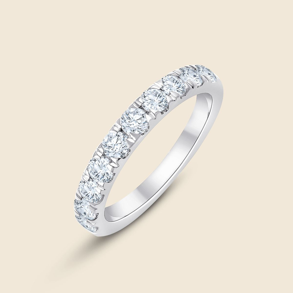 Weißgoldener Ehering mit runden Labor Diamanten die sich in einer gemeinsamen Krappenfassung über die Hälfte des Ringbands ziehen