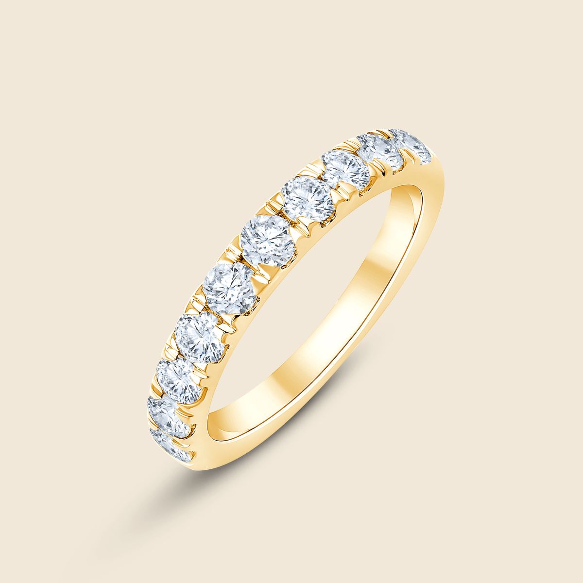 Ehering in Gelbgold mit Labor Diamanten im Rundschliff die sich über die Hälfte des Ringbands erstrecken und in einer Krappenfassung sitzen