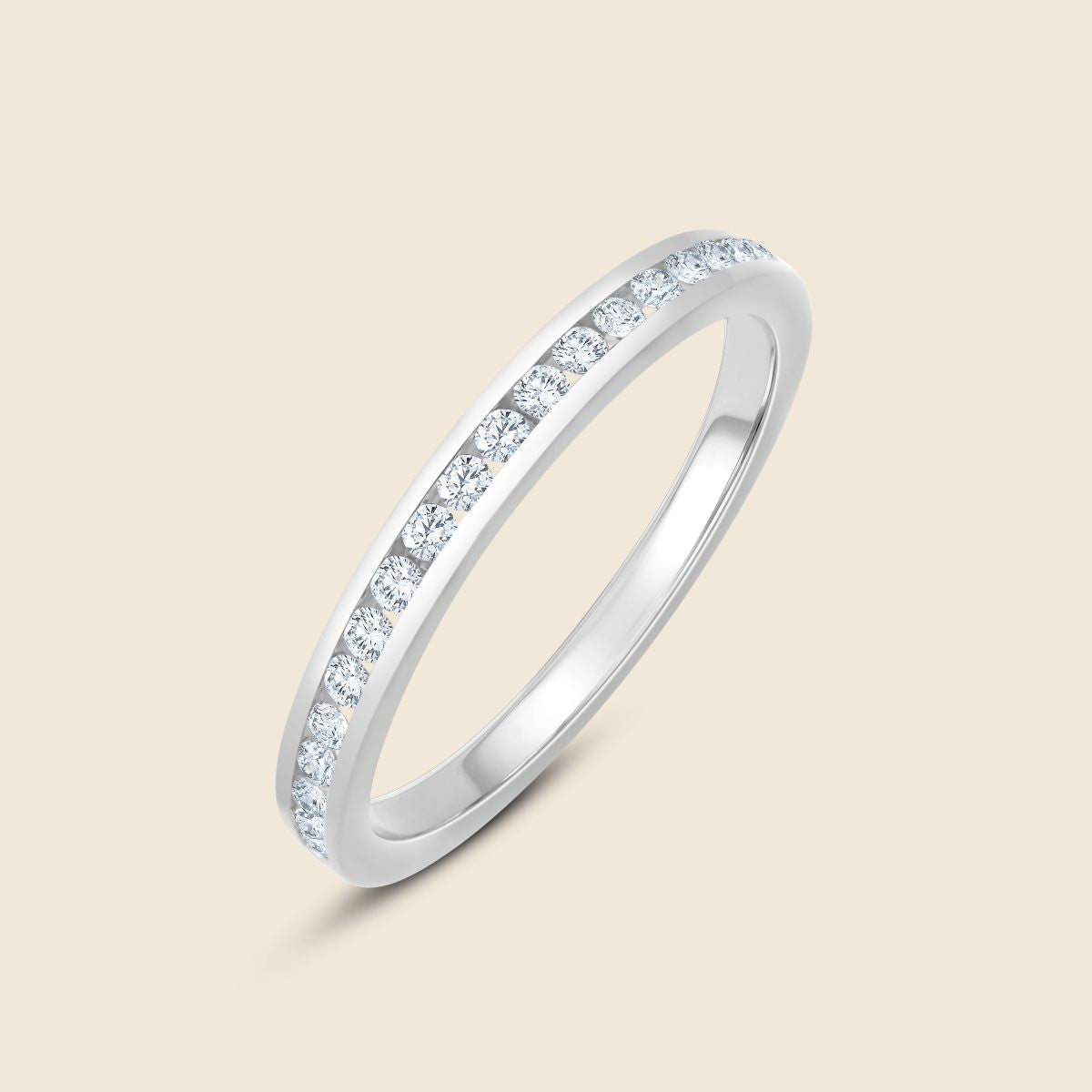 Weißgoldener Ehering mit runden Labor Diamanten die in Kanalfassung um das Ringband führen
