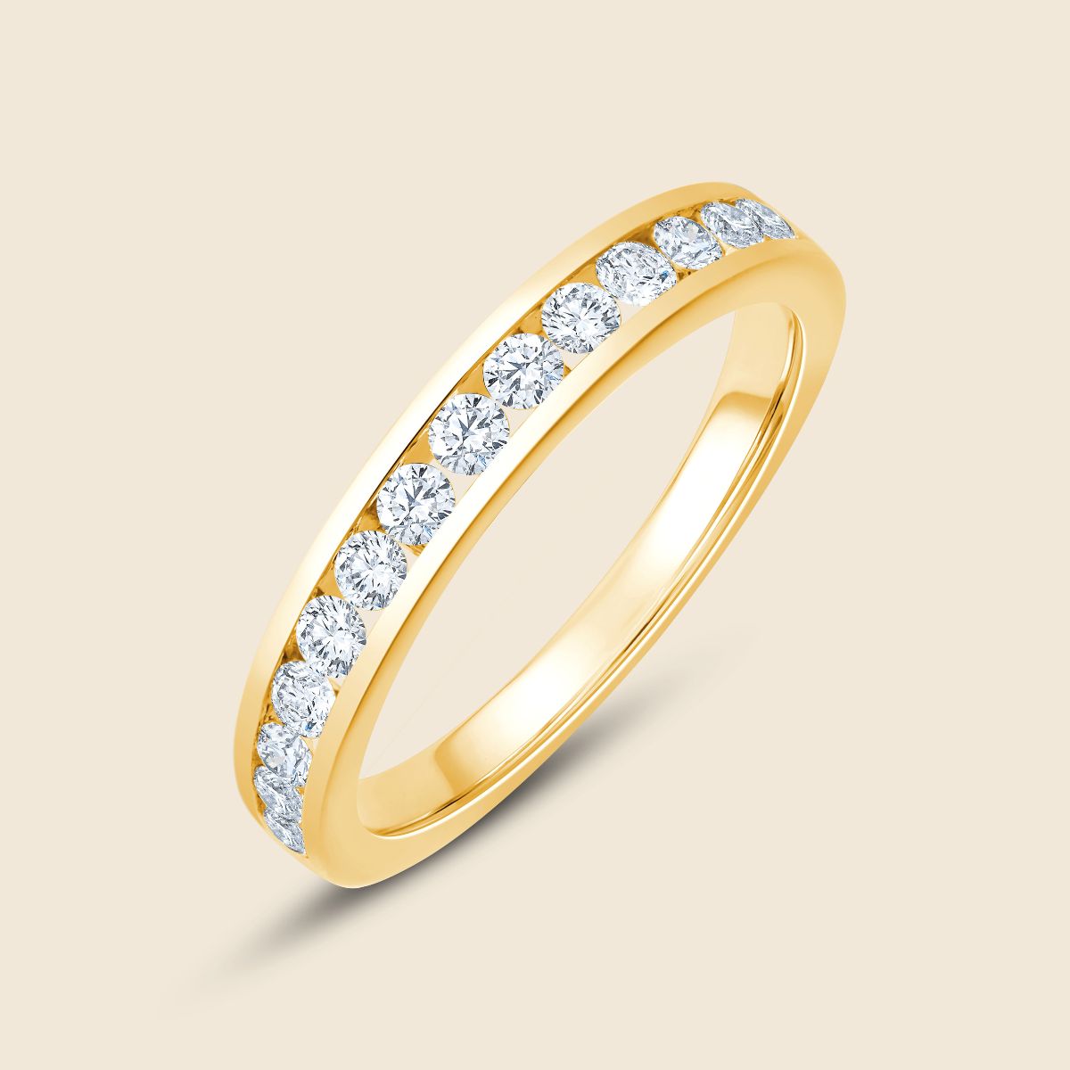 Ehering in Gelbgold mit runden Labor Diamanten in ringbandumfassender Kanalfassung
