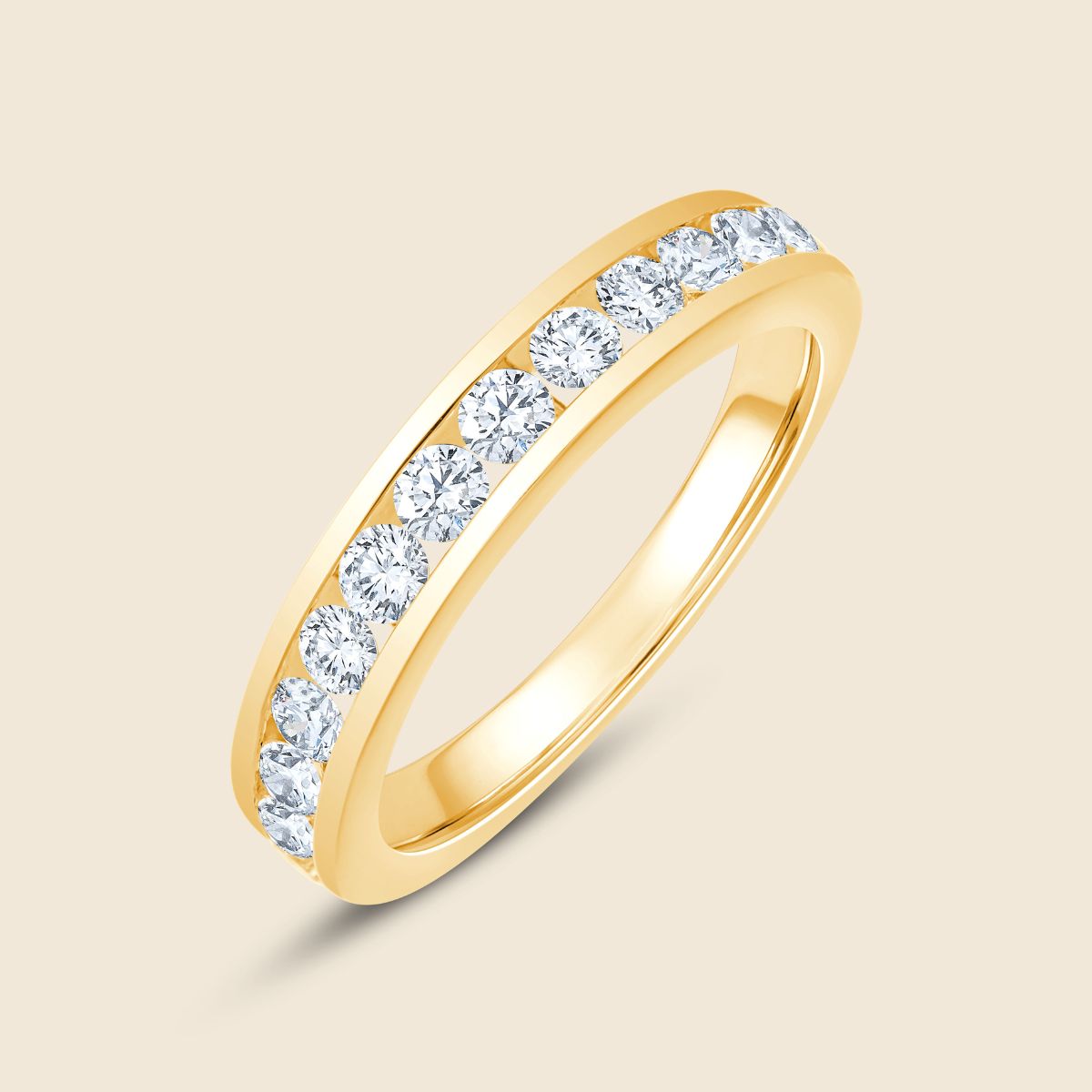 Ehering mit runden Labor Diamanten in Kanalfassung die am gelbgoldenen Ringband sitzt