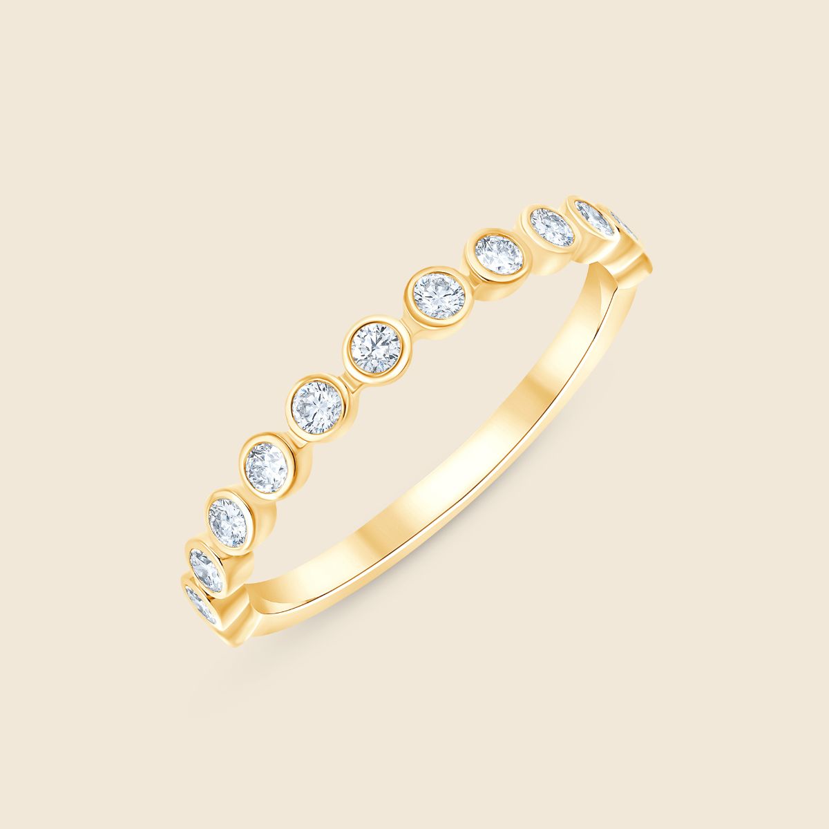 Gelbgoldener Ehering mit runden Labor Diamanten, die um die Hälfte des Ringbandes führen, gefasst in Bezelfassung