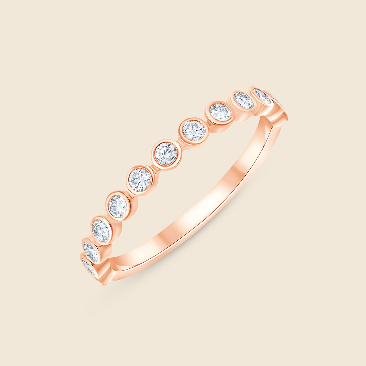 Ehering in Roségold mit mehreren rundgeschliffenen Labor Diamanten in Bezelfassung