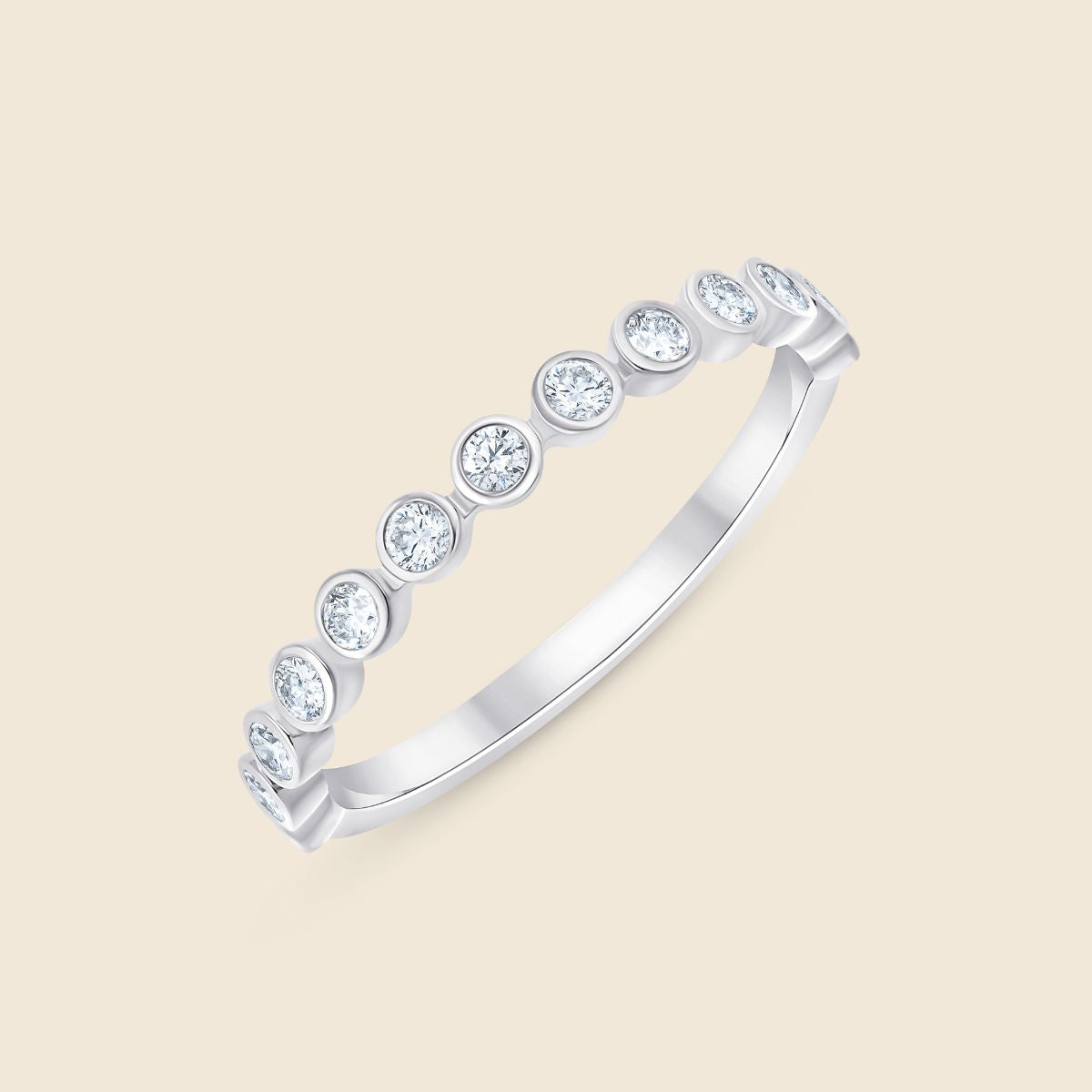 Weißgoldener Ehering mit runden Labor Diamanten die in einer Bezelfassung gefasst sind